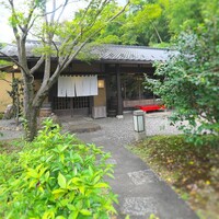 洋食 つばき - 長いエントランスを抜けて、現れました、お店♪