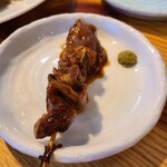 酒場 角のうぐいす - 名物の牛すじどろ炊きと角の豚串。