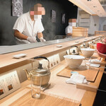 らぁ麺 むろか - 内観
      麺は中央のせいろに入っています。