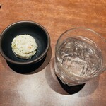 Sumibi Izakaya En - お通しのポテトサラダ、一刻者ロック