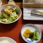 Minshuku Masago - サラダの横には朝食は欠かせない味付けノリも添えられてました。