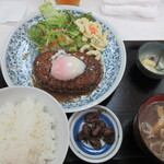 三喜食堂 - 温泉卵ハンバーグ定食　ご飯半分　780円