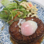 三喜食堂 - 生野菜とマカロニサラダが添えられている