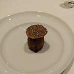 ル・マンジュ・トゥー - トリュフのカヌレ仕立て（アミューズ①）