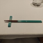 ル・マンジュ・トゥー - ルクルーゼの箸置きと箸