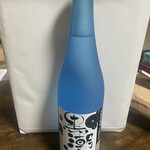 酒のねごろっく - ドリンク写真:黒潮波　720ml。綺麗なブルーボトルです。