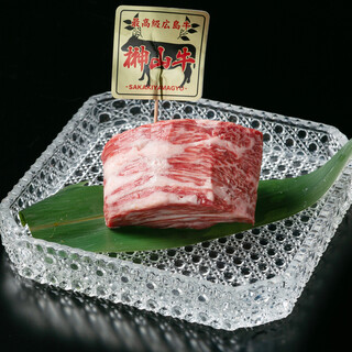 尽情品尝“榊山牛”的美味。