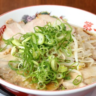 一番人気の「特製ラーメン」は、食べ応え満点！