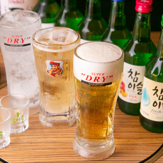 Enjoy a wide variety of drinks, including draft beer for 440 yen.