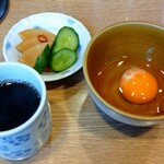 なんどき屋 - 先行おしんこ、生卵・ほうじ茶