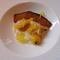 TERRACE & DINING ZERO - メインの北海道産帆立貝柱のアシェットジョーヌシャンパン風味:貝柱たっぷり野菜とトロトロチーズと一緒に
