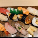 Oyajisushi Ikki - 令和3年11月 ランチタイム
                        おやじランチ(にぎり10貫＋巻物＋茶碗蒸し＋赤出汁＋小鉢) 990円