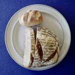 モイベーカリー - アマニシード入りのカンパーニュと山食の生地で作った小さなパン