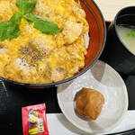 伊藤和四五郎商店 - 名古屋コーチン親子丼　¥1080- (梅干、コラーゲンスープ付)