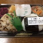 丸赤 - 「おにぎり弁当」は税込ワンコイン！美味ですよ。