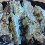 居酒屋 ふじさわ - 手作り餃子、手前が肉餃子、向こうがエビ餃子です