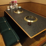 大平楽 - 1F座敷（コンロが二つの六人席）