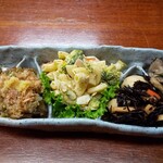 まぐろ坊 - お惣菜盛り合わせ。最高です。