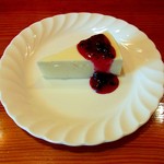 らびっと - 自家特製レアチーズケーキ(420円)

