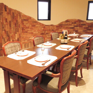 個室あります。２名様～２４名様の個室（要予約）