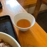 さぬきうどん 清瀧 - 自慢のスープは注ぐことができたんで少し湯呑み茶碗でいただいてみましたが天然だしの纏りの良いスープ。
 
これなら人気が出るのも当然かな。