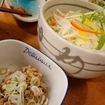 やきとりとおばんざい鳥忠 - 納豆がドレッシングのサラダ ¥462