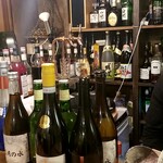 Sangatsuno Mizu - カウンターに並ぶウイスキー、日本酒、焼酎、泡盛、・・・