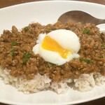 ベースキャンプ - 温玉のせキーマカレー：880円