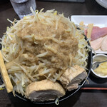 めん家　一麺惚 - 惚郎（大）全マシマシ（ニンニク別皿）とクーポンの盛り合わせ