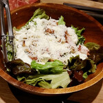 肉とチーズバルGRILL屋 - 贅沢なシーザーサラダ