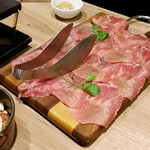 肉とチーズバルGRILL屋 - 牛タンの溶岩プレート焼き