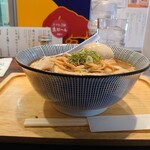 焼きあご塩らぁ麺 角とび - 横から