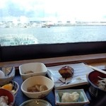 とびしま - カウンター席に座り・・・海を眺めながらの朝食♡525円( ´艸｀)安いし美味しい✿健康的☆