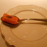 ベヴィトリーチェ - アミューズ：リゾットを自家製スモークサーモンで巻いたもの