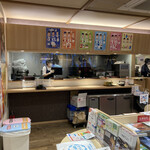 豚壱 - 奥は厨房。手前にはアンテナショップらしく福島の地図やお店のチラシがある。