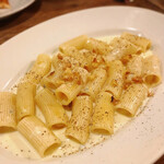 Italian bar Salute - ゴルゴンゾーラのクリームソース　リガトーニ