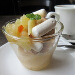 三日月 - ランチにプラス200円でデザート。今日はキャラメルパフェ。