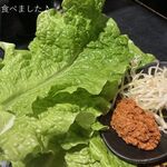 闇市 - 和牛肉味噌つきでサンチュは6枚210円！！！
