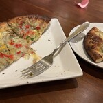 Ototo Dining Bou - シラスのピザ、熱々が美味しい、意外とジョロキアが合う