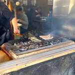 田代 - 捌きながら焼く
      職人技が目の前で見れるだけでも価値があります