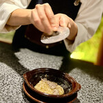 イチリン ハナレ - 最後にはスープとご飯の雑炊風に仕上げて、可愛い女性スタッフがトリュフをふんだんに削って更に旨味を増している。トリュフの香り豊かに美味くない訳がない♫