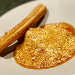 イチリン ハナレ - ⑧干焼有頭海老 ～海老チリにコンテチーズを削り、桜海老が香る甘くないチュロスを添えて。プリプリの海老に絶妙なピリ辛なタレをたっぷりと。意外にチュロスがタレに合うな〜。