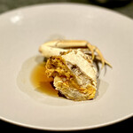 イチリン ハナレ - ③上海蟹（雄） ～雄は一旦蒸して、３日間くらい紹興酒の漬け込む。すると生の雌と違ってフワッとした食感になり、身と味噌に紹興酒が柔らかく染み渡っている。蟹の殻までむしゃぶりつくが、表現としては”しがむ”という関西の方言がぴったりかな。