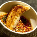 イチリン ハナレ - ⑤に つける餃子/からの麺 ～最初にもっちりジューシーな餃子をスープに漬けると、餃子のなかのスープが溢れ出てウマウマ。お次は山椒麺をスープに入れて啜ります。「TexturA」では最後にスープを熱々の豆乳割りにして飲み干すのだが、「こちらではやっていないんですよ。」・・・あら(*☻-☻*)