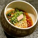 イチリン ハナレ - ④丹波高坂地鶏 ～「東京チャイニーズ一凛」の頃からの定番料理。蒸した丹波高坂地鶏とやみつきになるほどのスープが旨辛。そのスープを残して更に旨辛スープを最後まで食べ尽くす。