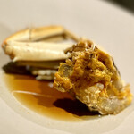 イチリン ハナレ - ③上海蟹（雄）～雄は一旦蒸して、３日間くらい紹興酒の漬け込む。生の雌と違ってフワッとした食感になり、身と味噌に紹興酒が柔らかく染み渡る、蟹の殻までむしゃぶりつくが、”しがむ”という関西の方言がぴったり