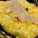 イチリン ハナレ - 上海蟹の雄と雌でとった出汁に蒸したフカヒレを焼いて、更に濃厚なスープとご飯の雑炊風に仕上げて。トリュフをふんだんに削って更に旨味を増している。トリュフの香り豊かに美味くない訳がない♫ 