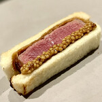 イチリン ハナレ - ⑨山形牛 ～山形牛シャトーブリアンは肉質もしっかり想像通り美味しいサンドイッチ。黒酢ソースと粒マスタードの中華ならではのアクセントが効いた味付けが最高。「TexturA」の三元豚も美味しかったな♫