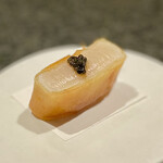 イチリン ハナレ - ⑦帆立 ～分厚い帆立の春巻き。薄い春巻きの皮はパリッパリ。そのうえにはキャビアをのせて塩加減が絶妙。お摘みには最適でしょう。