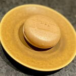 イチリン ハナレ - ⑫最中 〜大きな和栗に紹興酒の入った和栗を練り込んだ最中。イチリンハナレの文字がお洒落(*^^*)